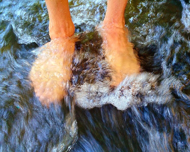 Nohy v lavoru se studenou vodou